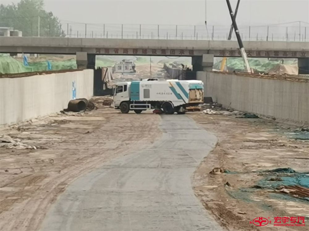 河南商丘淤泥道路深度保洁作业效果